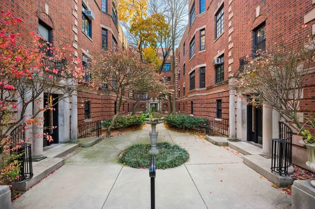 $525,000 | 509 West Aldine Avenue, Unit 1D, Chicago, IL 60657