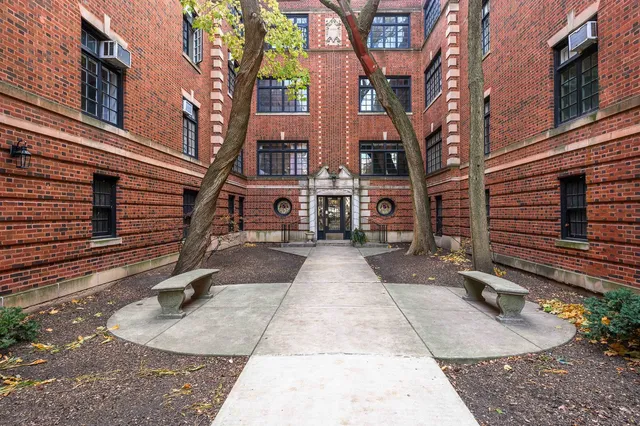 $525,000 | 509 West Aldine Avenue, Unit 1D, Chicago, IL 60657