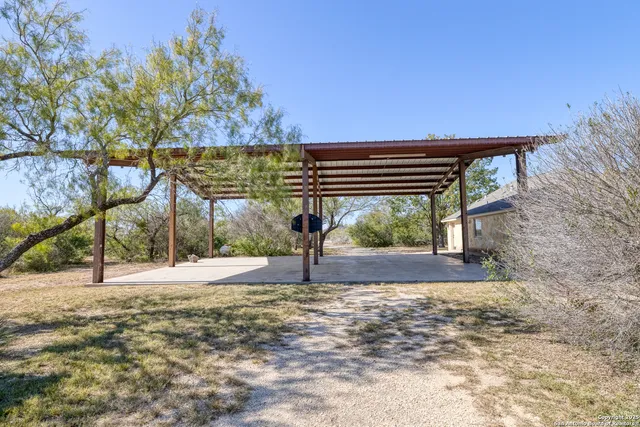 a view of a backyard