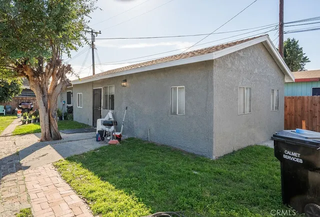 a view of back yard of the house
