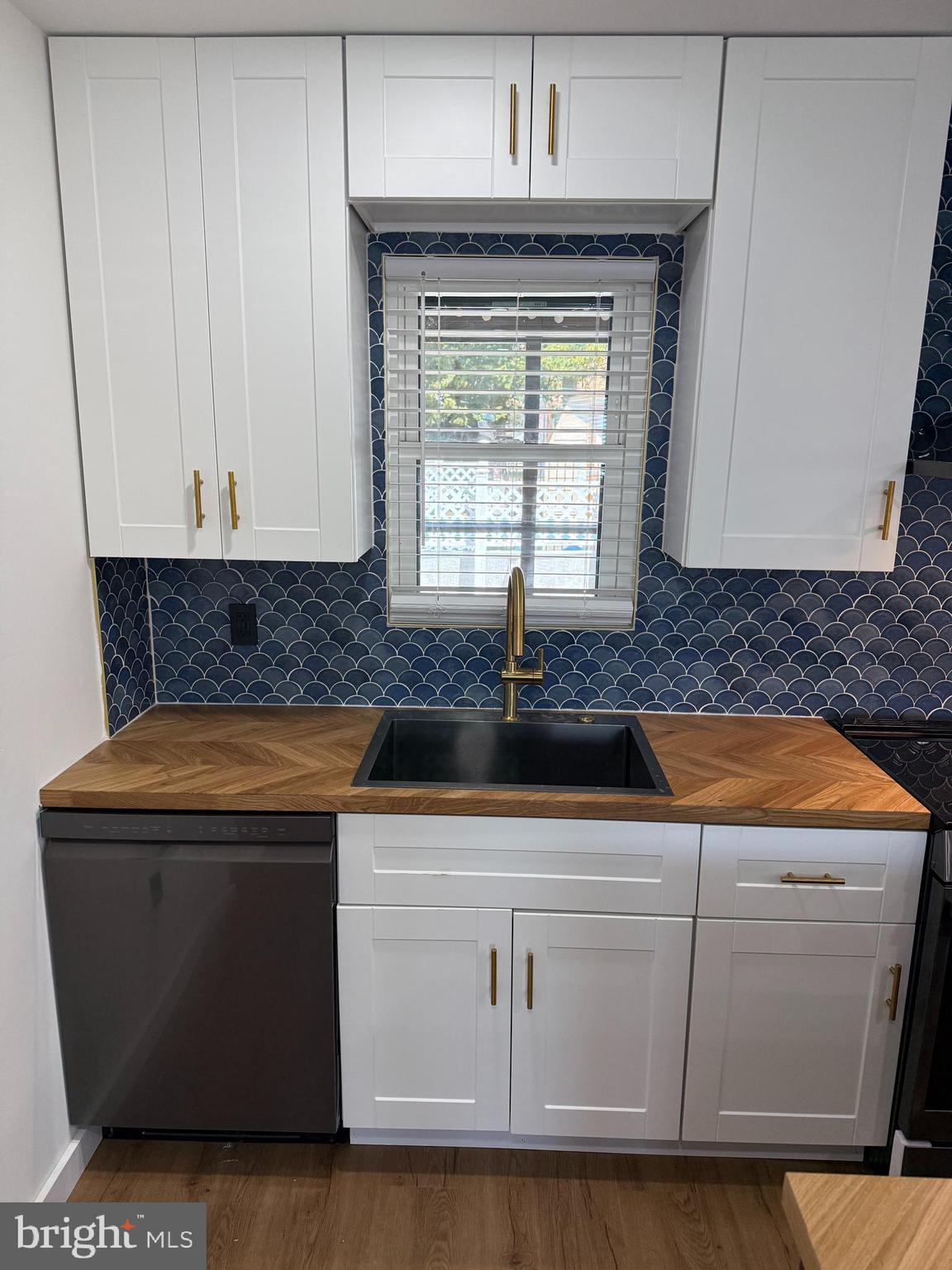 39 Birch Road Villas, NJ 08251 - Photo 11 of 68 Beautiful Coastal Backsplash w/ Gold Trim