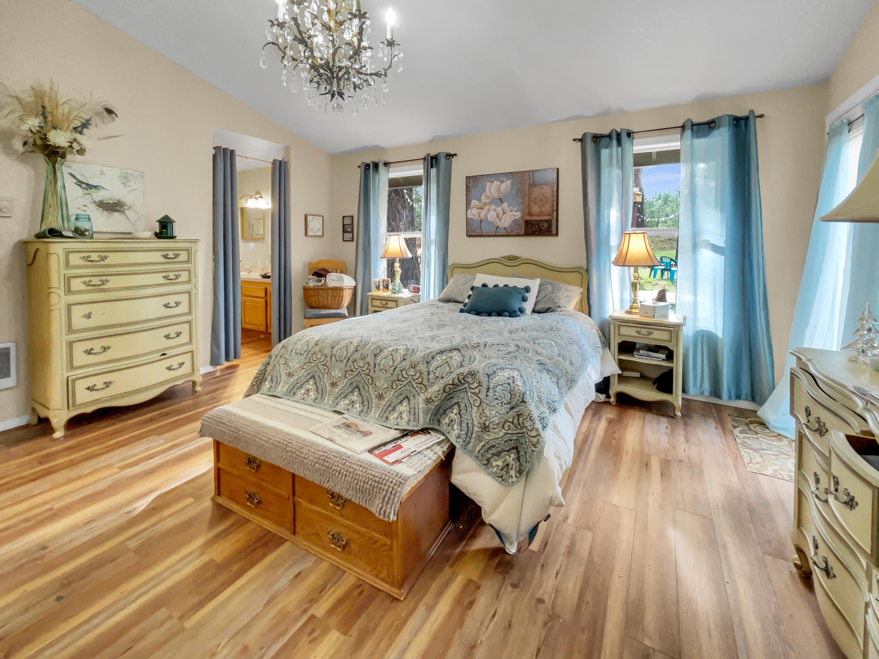 19231 Apache Road Bend, OR 97702 - Photo 25 of 34 Master Bedroom