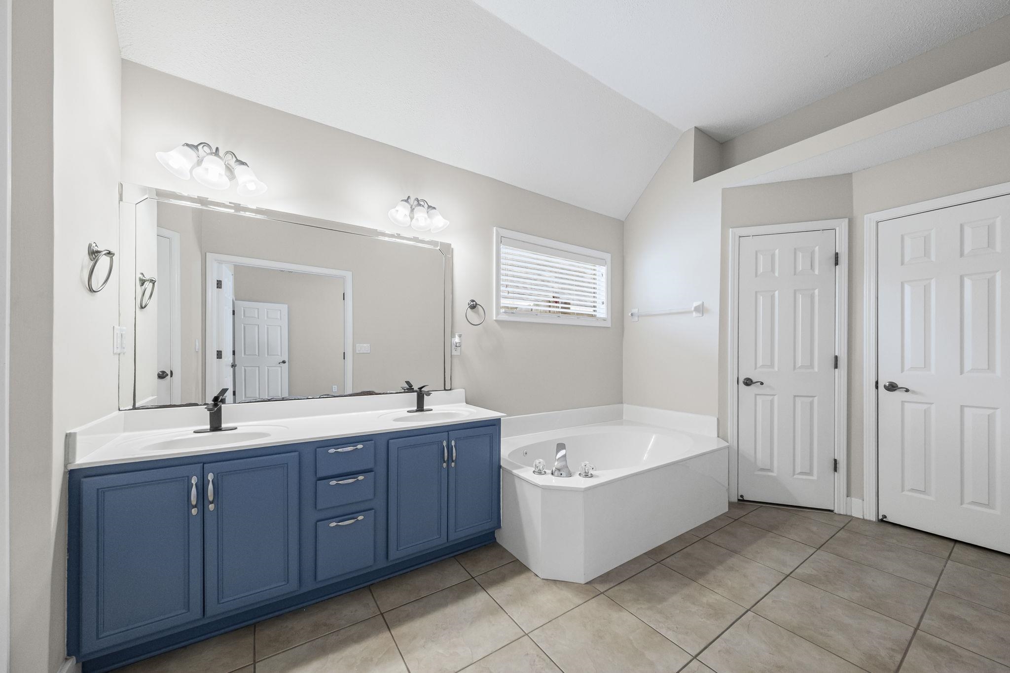 10467 Juneau Way Collierville, TN 38017 - Photo 19 of 34 a bathroom with a tub a sink shower double and mirror