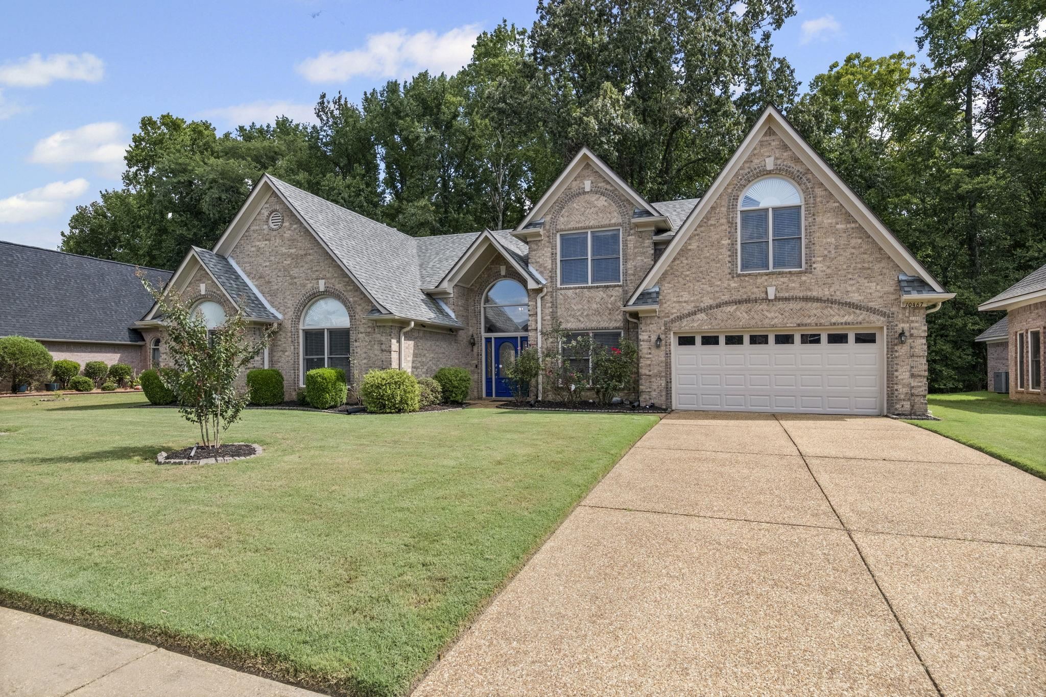 10467 Juneau Way Collierville, TN 38017 - Photo 3 of 34 a front view of a house with a yard