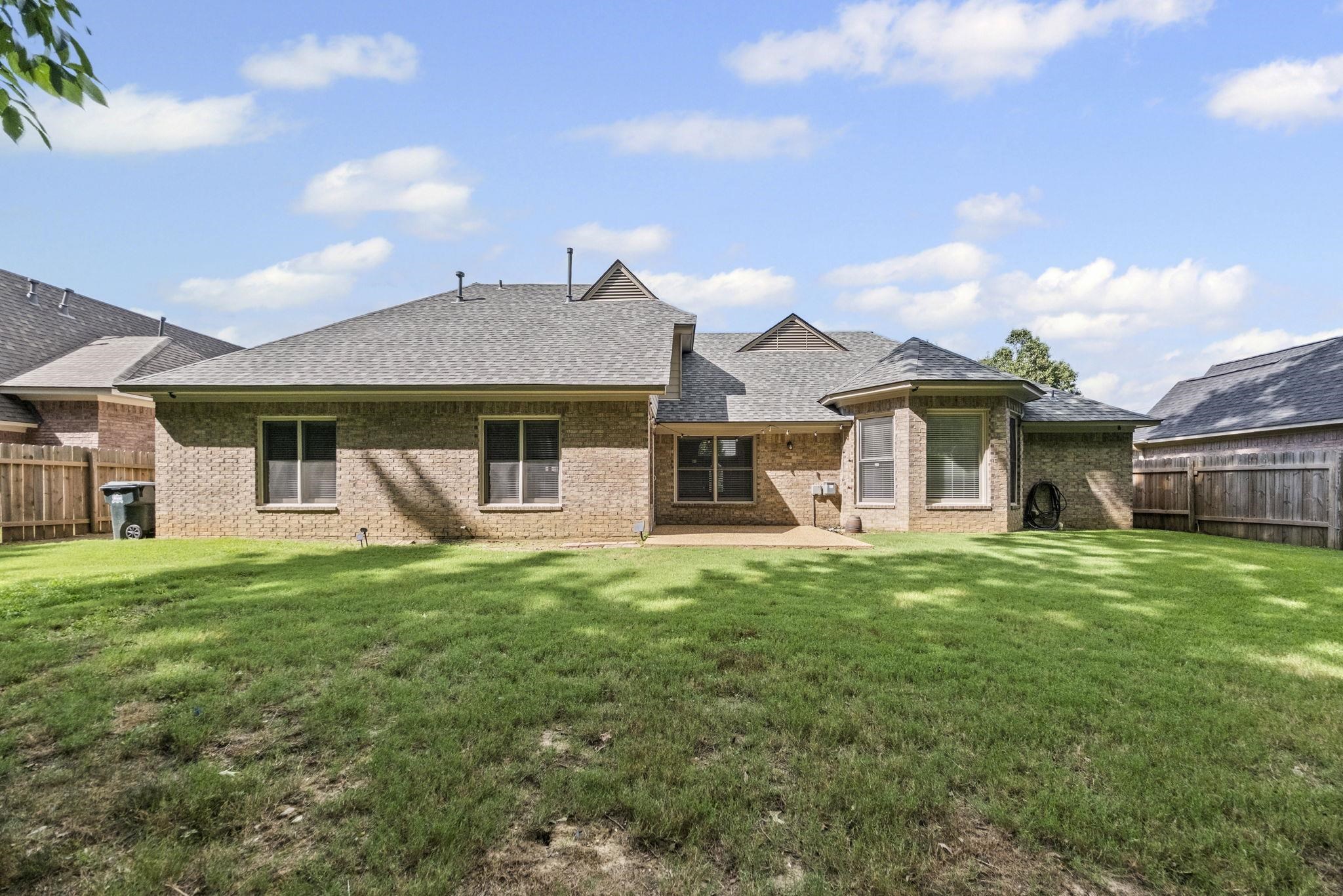 10467 Juneau Way Collierville, TN 38017 - Photo 33 of 34 a front view of a house with a garden