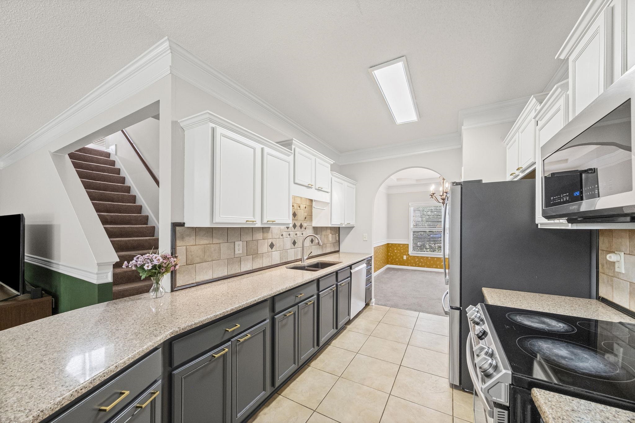 10467 Juneau Way Collierville, TN 38017 - Photo 9 of 34 a kitchen with stainless steel appliances granite countertop a sink and a stove