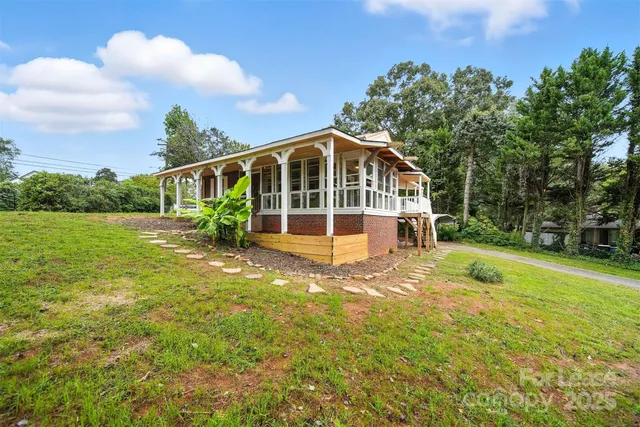 a view of a house with a yard