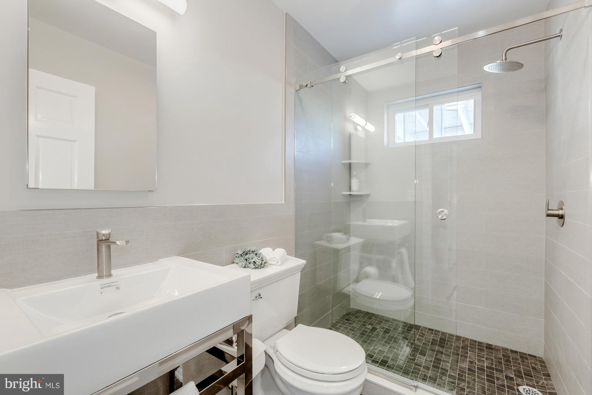914 Spring Hill Road McLean, VA 22102 - Photo 8 of 30 Main Level Bathroom