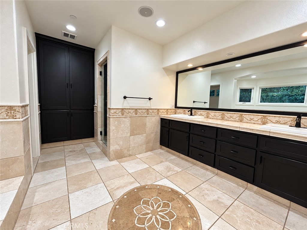 16 Corto Road Arcadia, CA 91007 - Photo 23 of 37 Primary Ensuite Bathroom