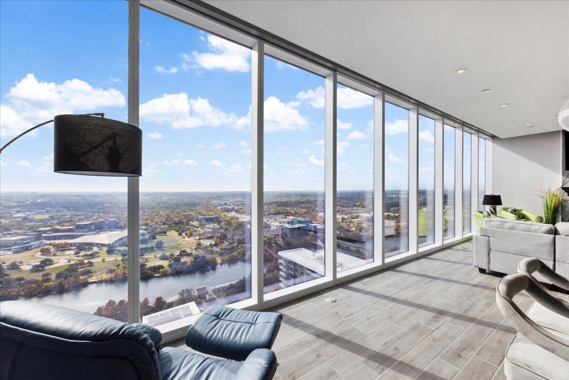 Spectaculary 40th floor views! Corner condo, Southeast facing.