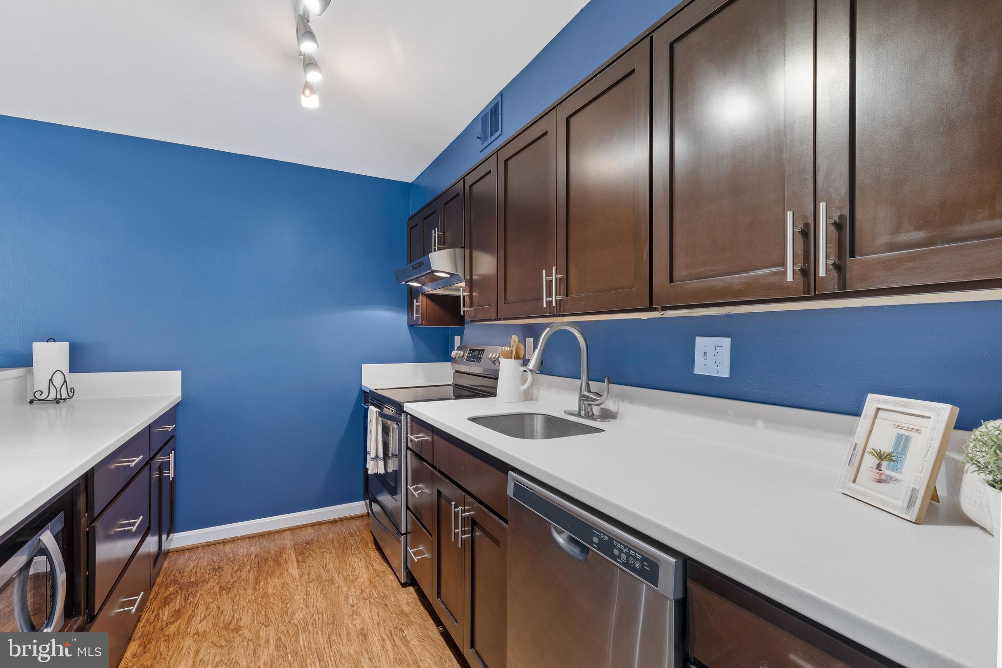 128 West Barre Street, Unit R 34 Baltimore, MD 21201 - Photo 15 of 34 Storage and countertop space
