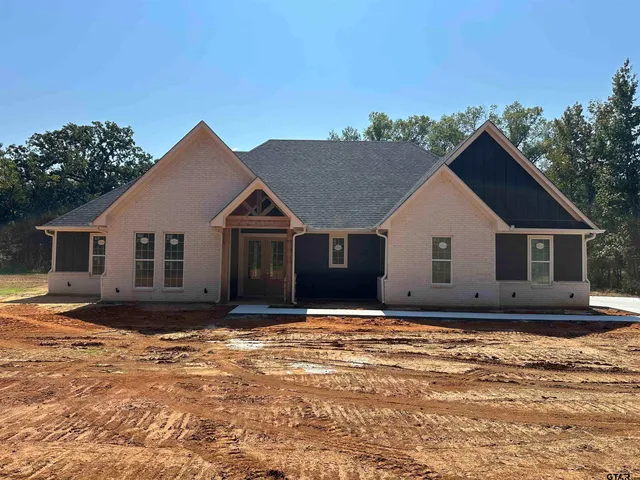 a view of a yard with a house