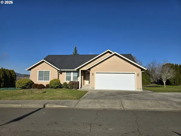 $379,900 | 2719 Golfview Avenue, Sutherlin, OR 97479