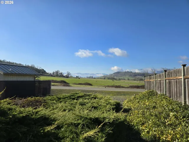 $384,900 | 2719 Golfview Avenue, Sutherlin, OR 97479