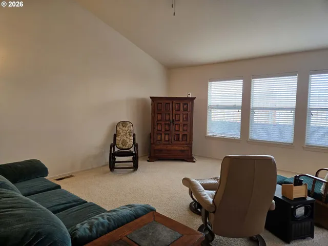 $384,900 | 2719 Golfview Avenue, Sutherlin, OR 97479