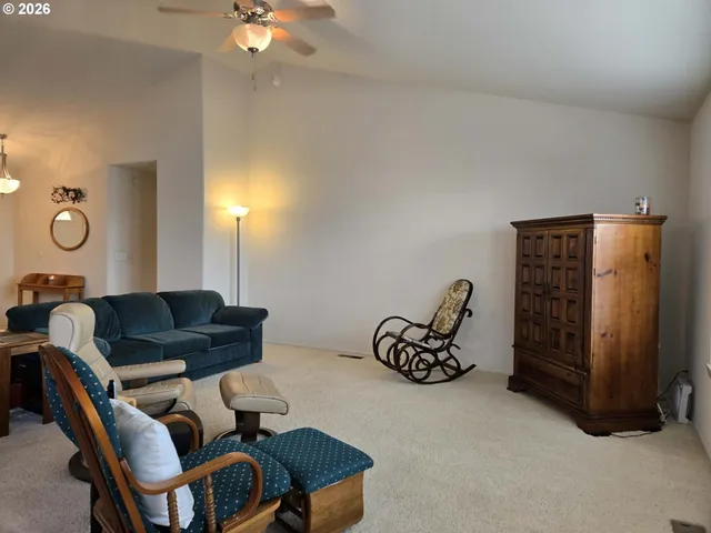 $384,900 | 2719 Golfview Avenue, Sutherlin, OR 97479