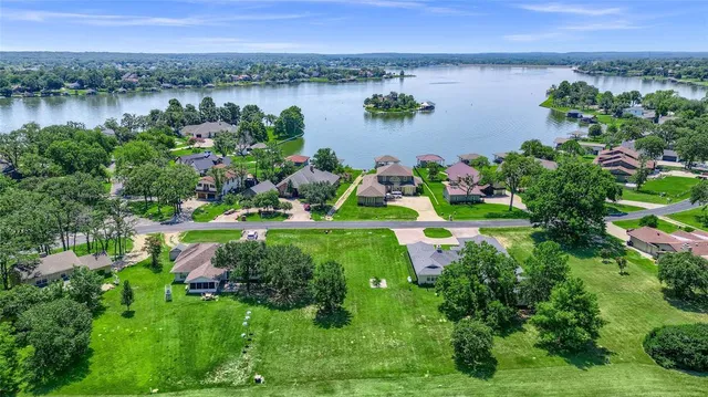 $225,000 | 822 Kiowa Drive West, Lake Kiowa, TX 76240