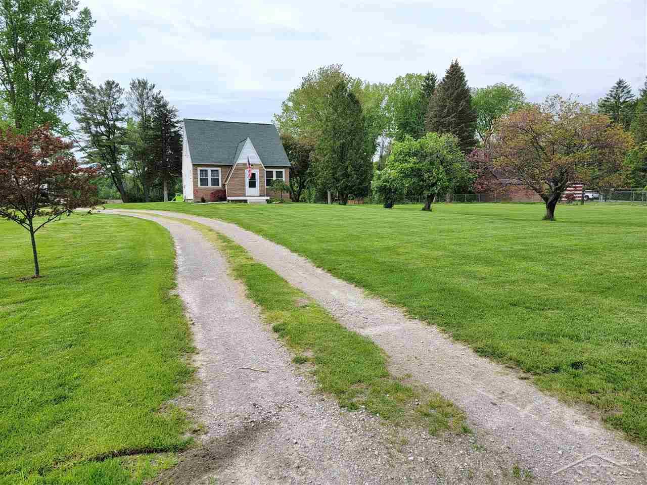 4824 Baker Road Bridgeport, MI 48722 - Photo 5 of 44 50075835-4.JPG