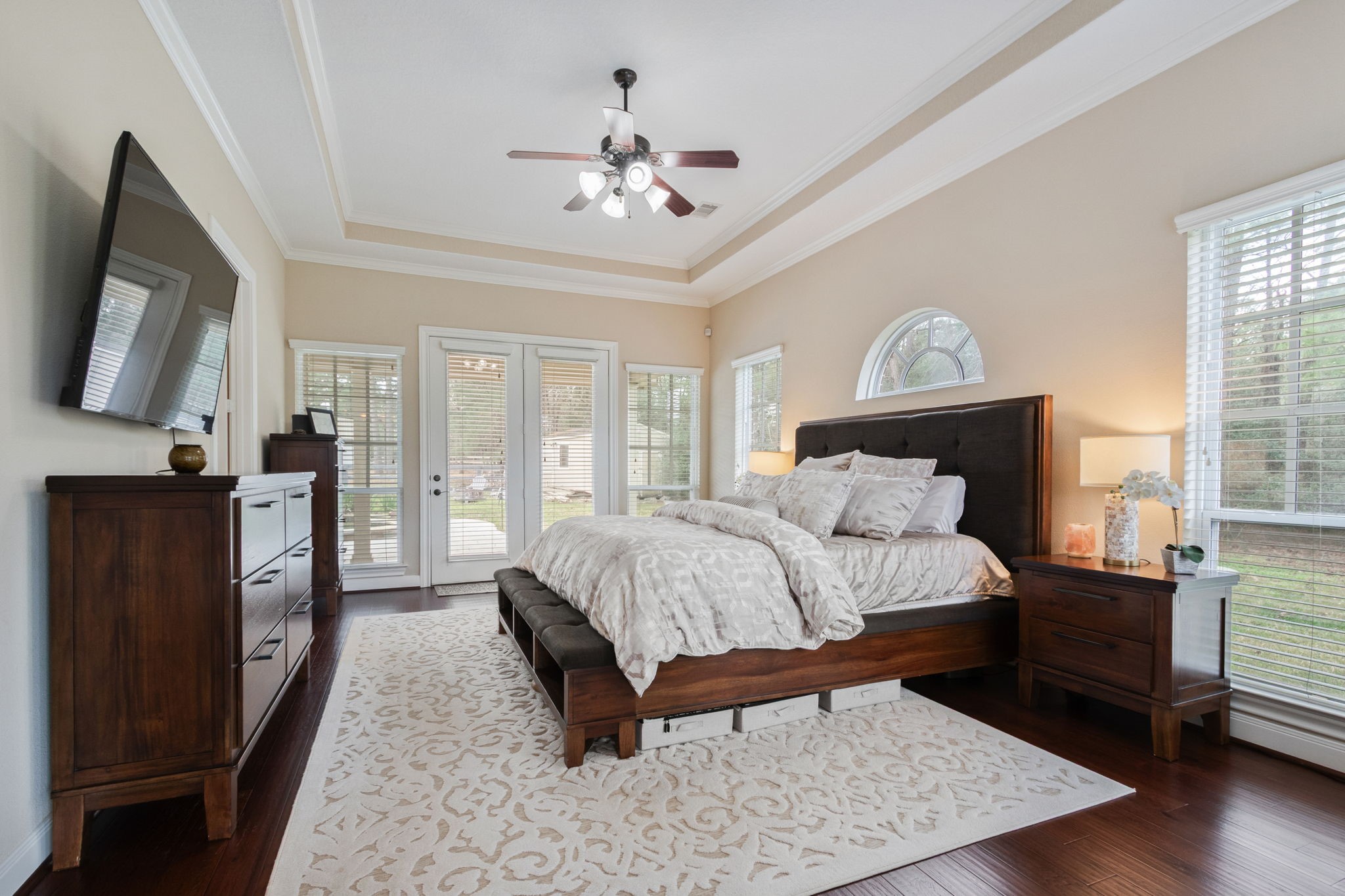 26231 Crown Ranch Boulevard Montgomery, TX 77316 - Photo 18 of 46 a spacious bedroom with a bed and wooden floor
