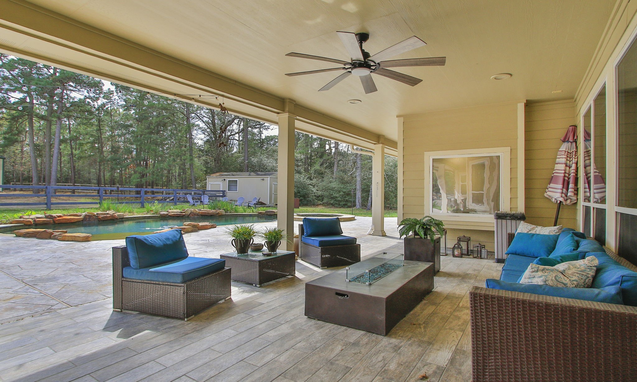 26231 Crown Ranch Boulevard Montgomery, TX 77316 - Photo 29 of 46 a living room with patio furniture and a floor to ceiling window