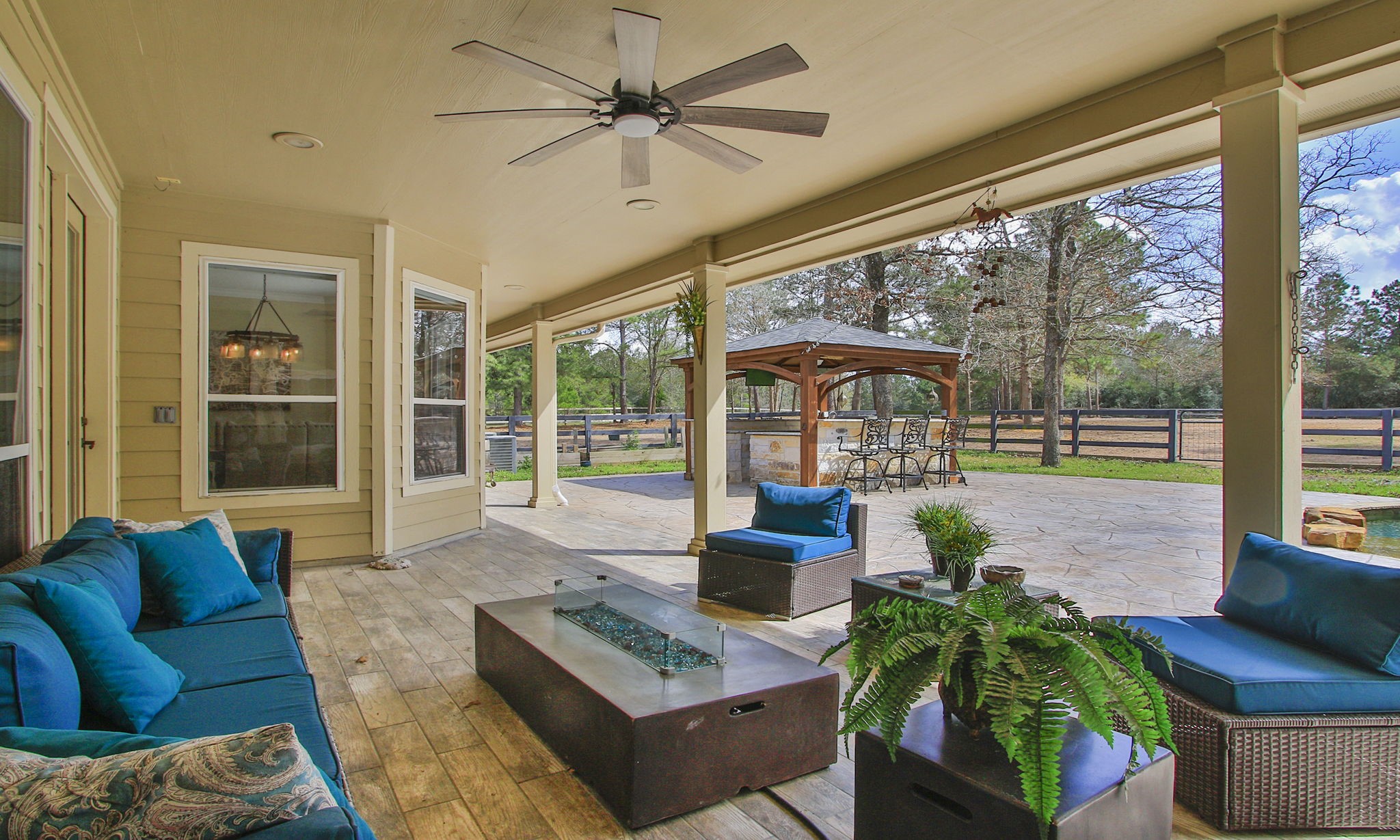 26231 Crown Ranch Boulevard Montgomery, TX 77316 - Photo 30 of 46 a living room with furniture and a large window