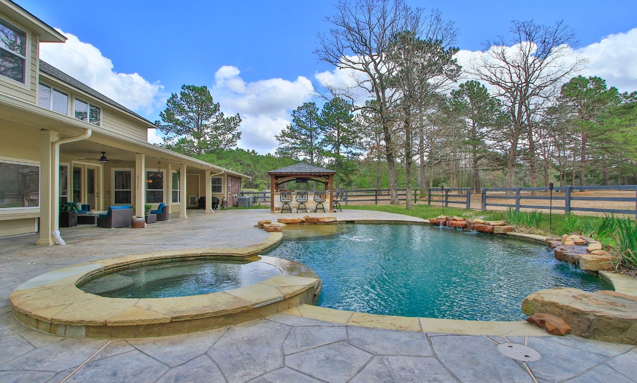 26231 Crown Ranch Boulevard Montgomery, TX 77316 - Photo 32 of 46 a view of a house with swimming pool and sitting area