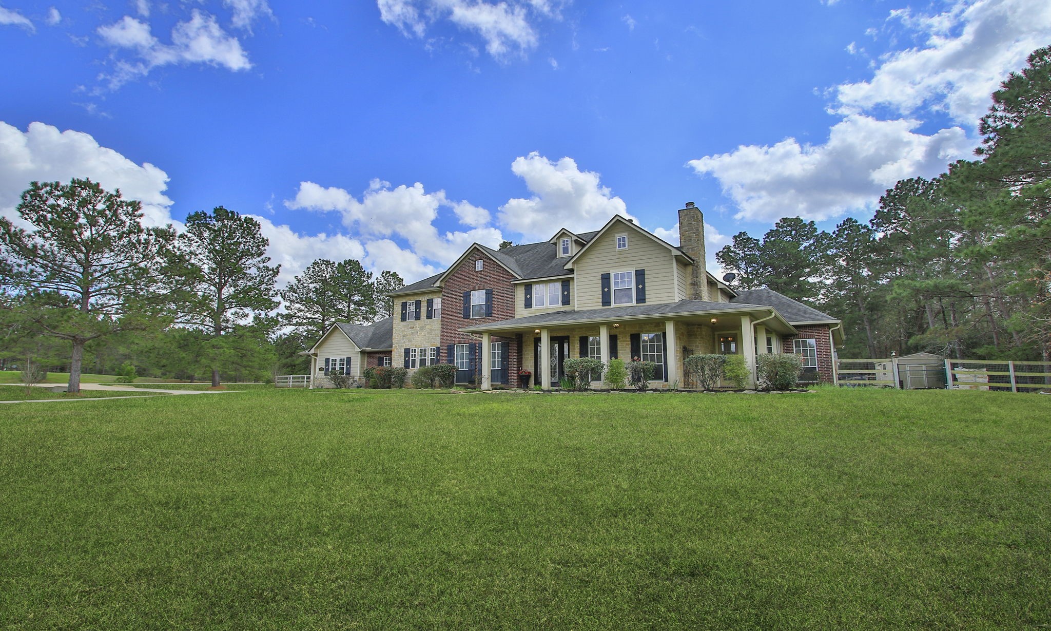 26231 Crown Ranch Boulevard Montgomery, TX 77316 - Photo 5 of 46 a front view of a house with a garden