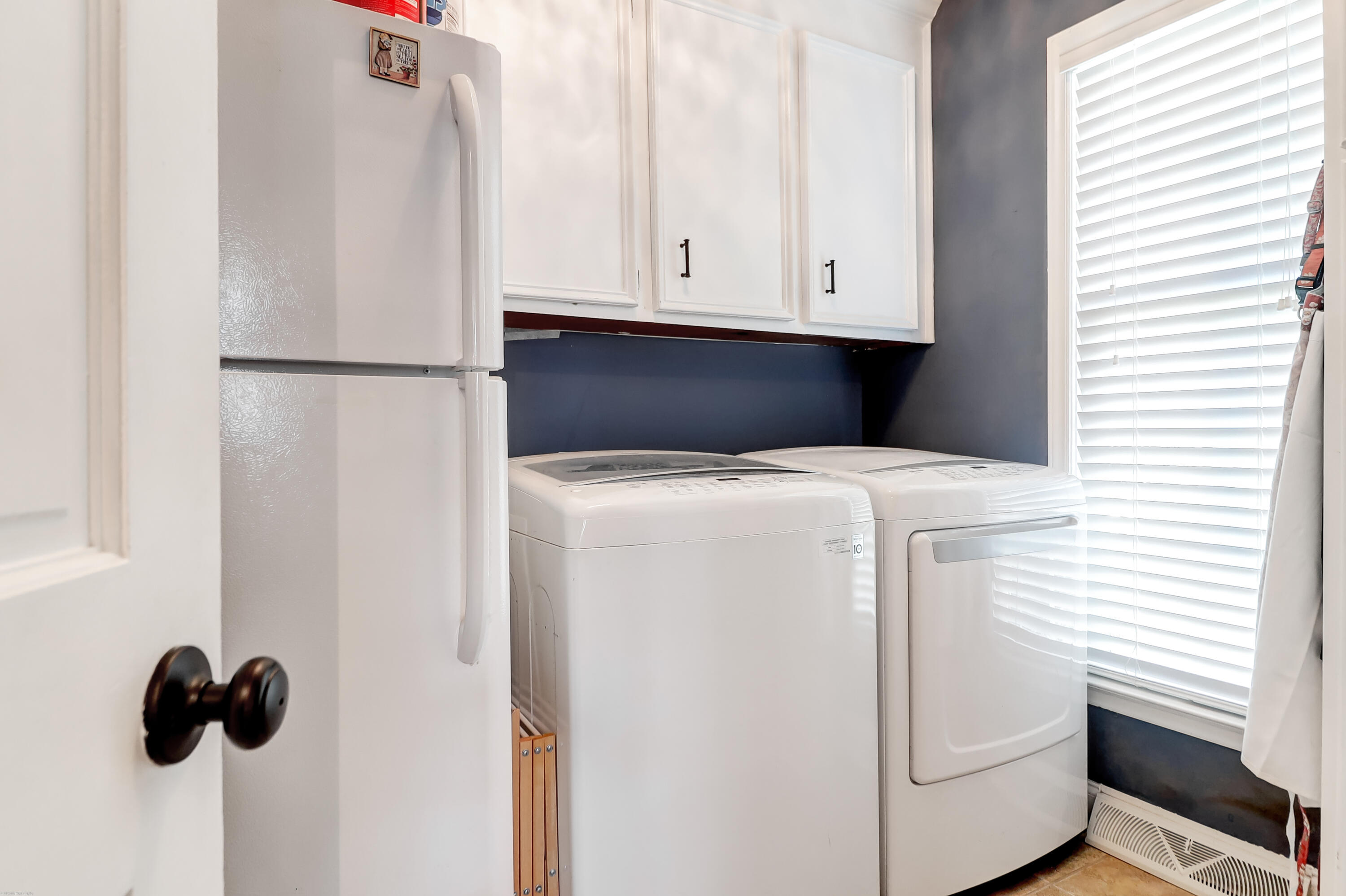 737 Willow Lake Road Charleston, SC 29412 - Photo 31 of 54 Laundry room with cabinets