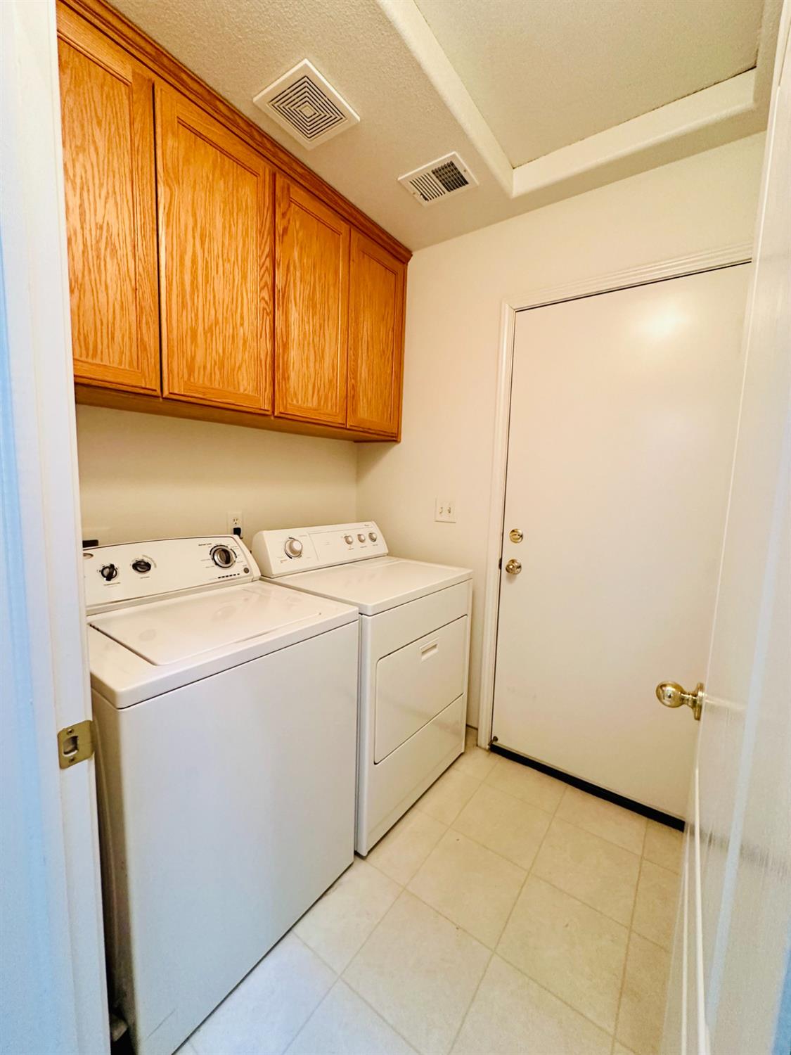 2439 Prescott Avenue Clovis, CA 93619 - Photo 11 of 25 a utility room with dryer and washer
