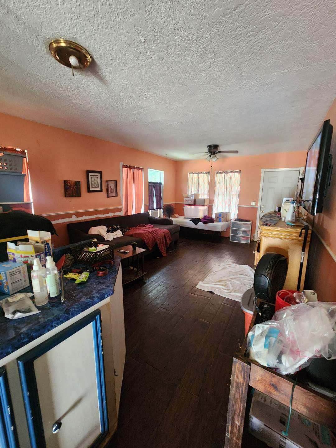 332 Pennsylvania Street Houston, TX 77029 - Photo 17 of 22 a living room with furniture and a window