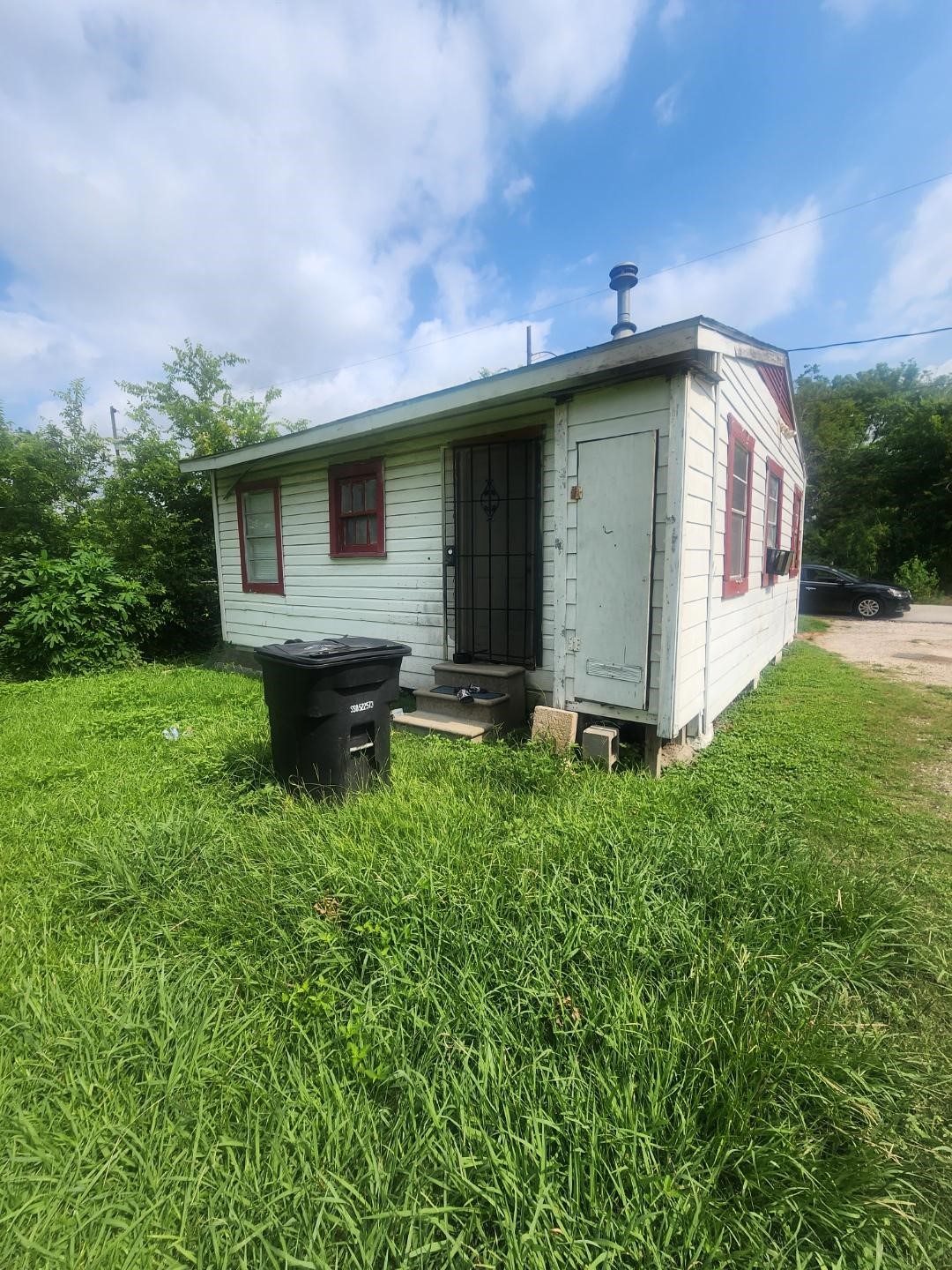332 Pennsylvania Street Houston, TX 77029 - Photo 4 of 22 a front view of a house with garden