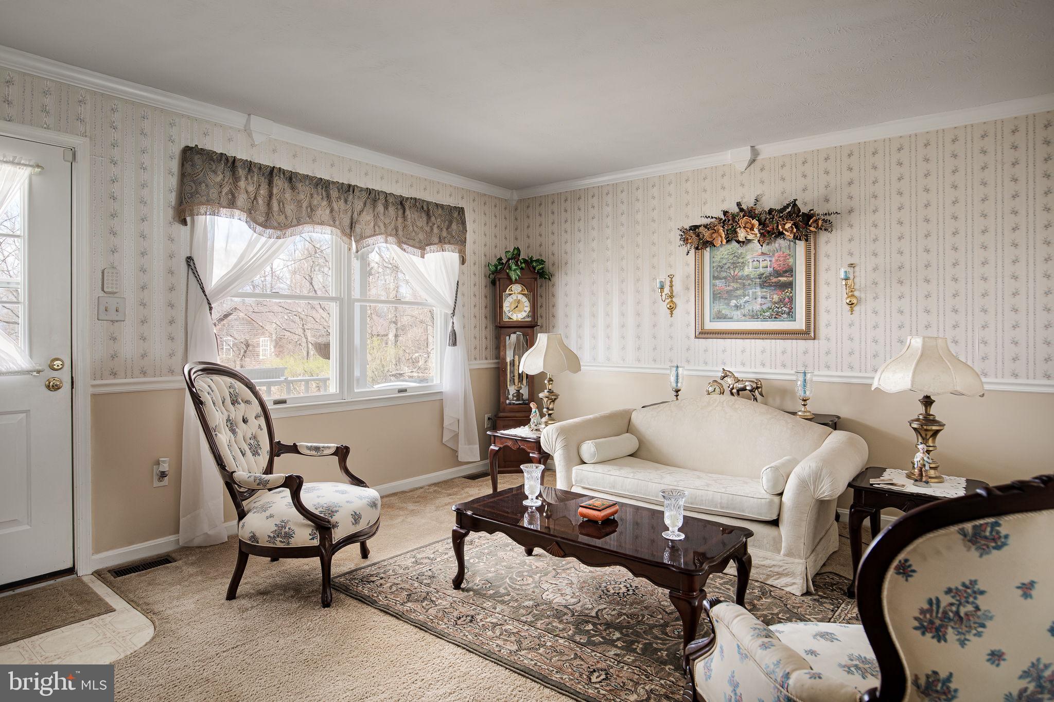 552 Bragg Drive Front Royal, VA 22630 - Photo 7 of 34 Living Room