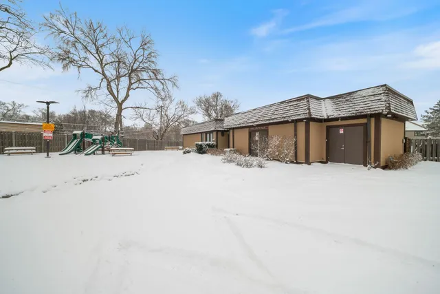 $340,000 | 302 Linden Lane, Wheeling, IL 60090