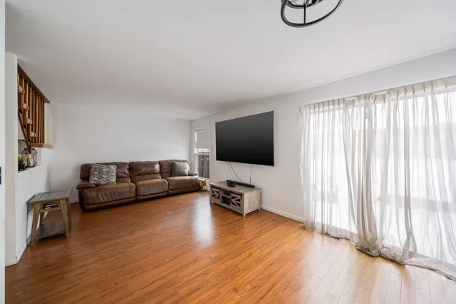 $340,000 | 302 Linden Lane, Wheeling, IL 60090