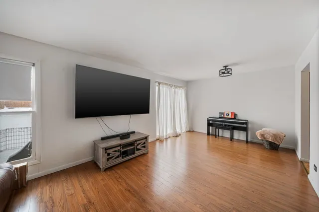 $340,000 | 302 Linden Lane, Wheeling, IL 60090