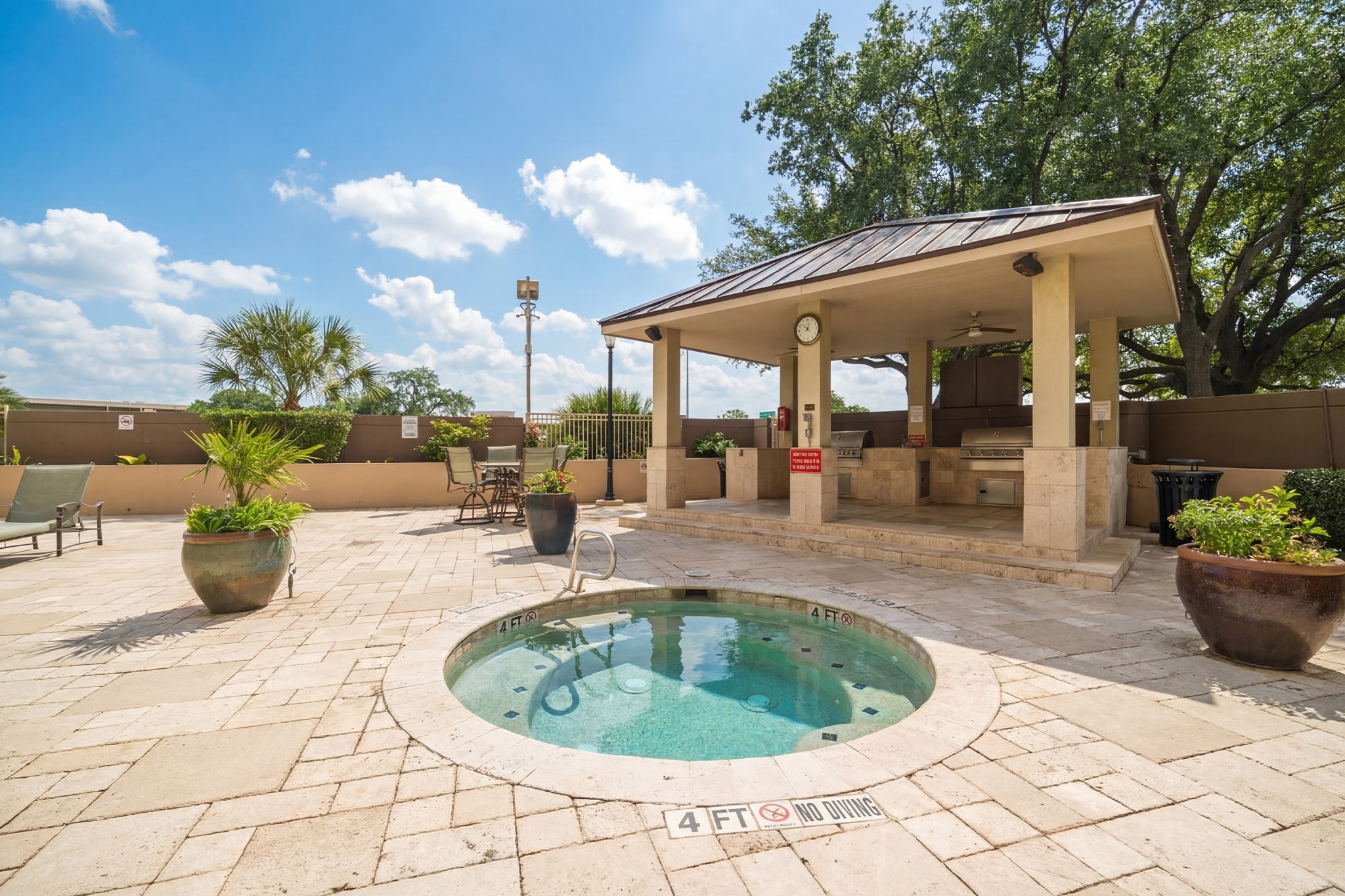 3525 Sage Road, Unit 1016 Houston, TX 77056 - Photo 14 of 42 a view of a backyard with sitting area
