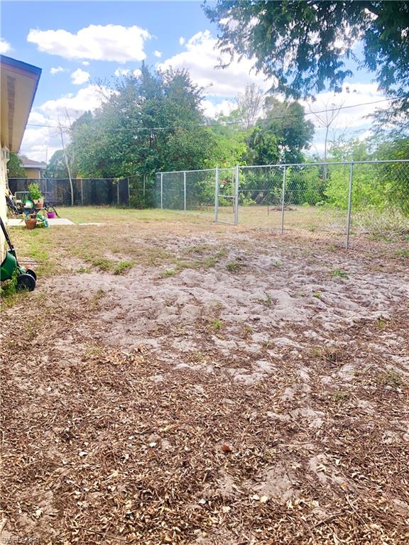 19 Massachusetts Road Lehigh Acres, FL 33936 - Photo 18 of 20 a backyard of a house with lots of green space