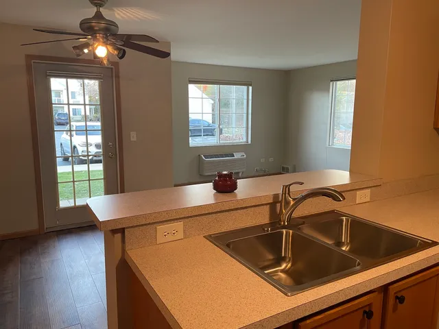 $1,700 | 801 Silverstone Drive, Unit 801, Carpentersville, IL 60110