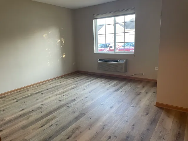 $1,700 | 801 Silverstone Drive, Unit 801, Carpentersville, IL 60110