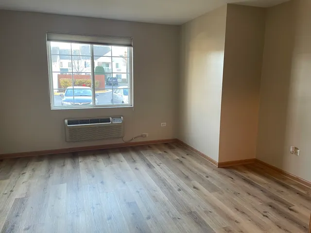 $1,700 | 801 Silverstone Drive, Unit 801, Carpentersville, IL 60110