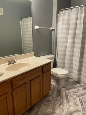 $1,700 | 801 Silverstone Drive, Unit 801, Carpentersville, IL 60110