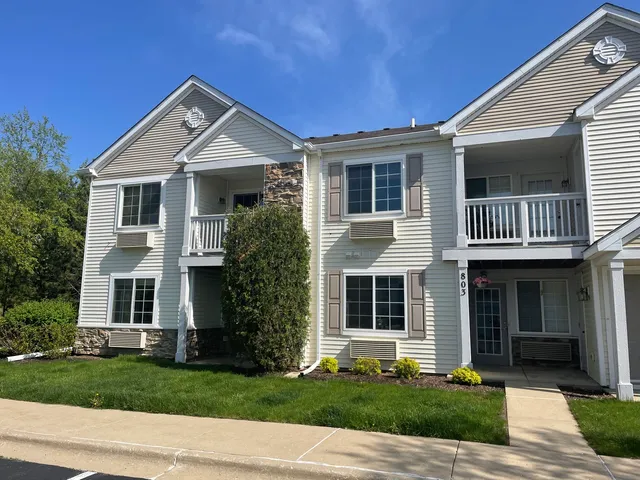 $1,700 | 801 Silverstone Drive, Unit 801, Carpentersville, IL 60110