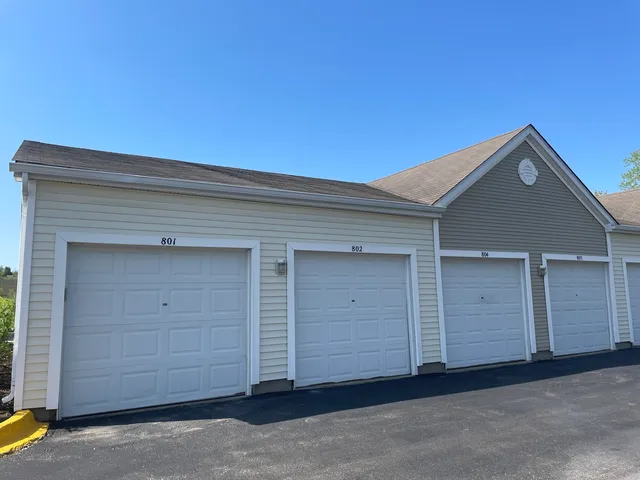 $1,700 | 801 Silverstone Drive, Unit 801, Carpentersville, IL 60110