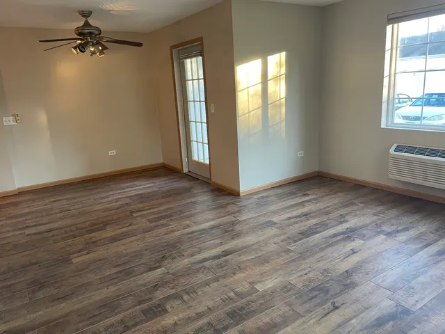 $1,700 | 801 Silverstone Drive, Unit 801, Carpentersville, IL 60110