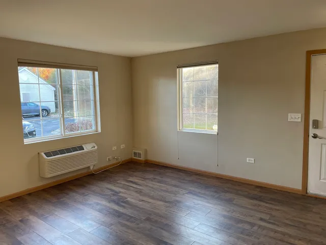 $1,700 | 801 Silverstone Drive, Unit 801, Carpentersville, IL 60110