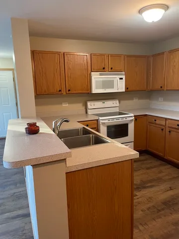 $1,700 | 801 Silverstone Drive, Unit 801, Carpentersville, IL 60110