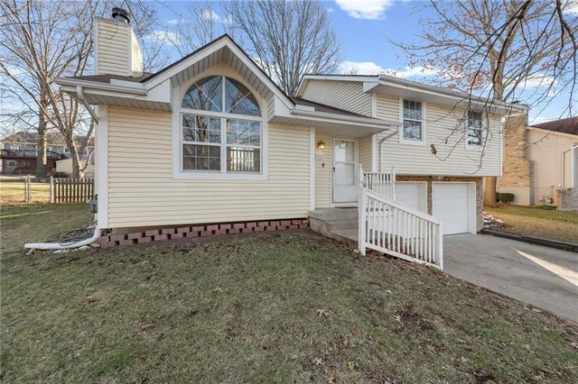 $295,000 | 725 Northeast Lyon Drive, Lee's Summit, MO 64086