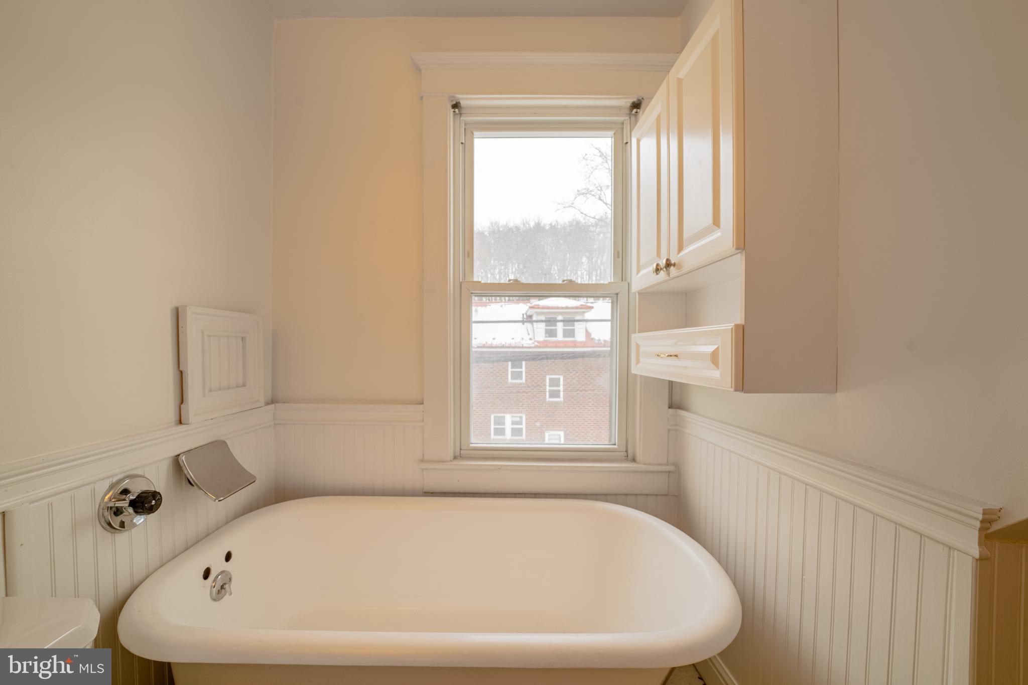 501 Warren Street Cumberland, MD 21502 - Photo 35 of 72 Bathroom Bathtub