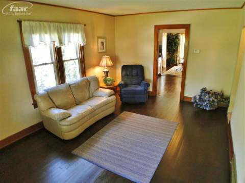 2037 Diamond Street Flint, MI 48532 - Photo 8 of 12 20366619-7.JPG