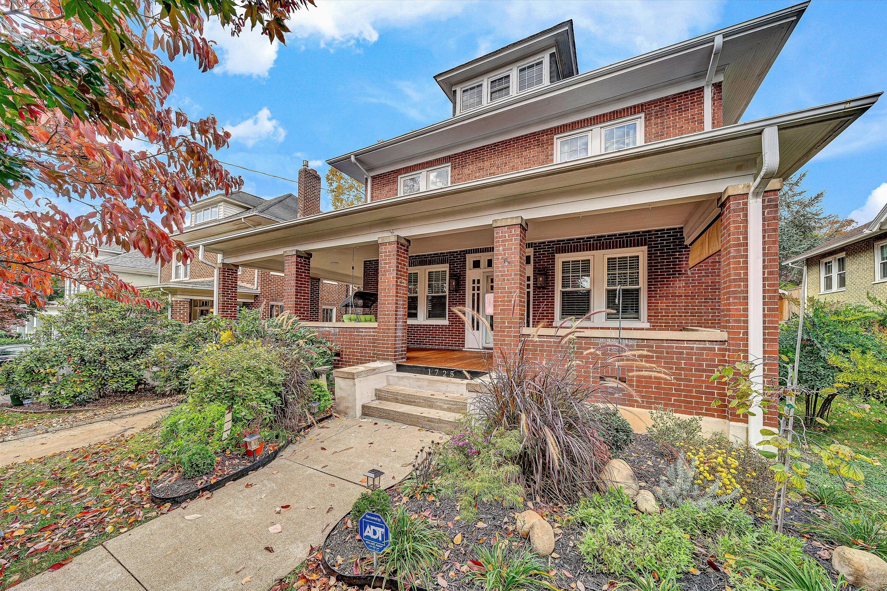 1725 Arlington Road Southwest Roanoke, VA 24015 - Photo 1 of 44 front view of a house